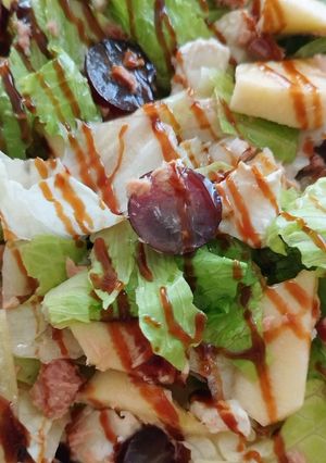 Una foto de Ensalada con queso de cabra, uva y manzana