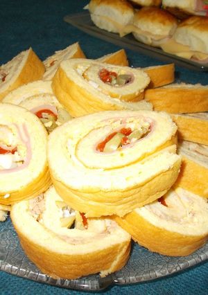 Una foto de Pionono de jamón, queso, morrón, huevo y aceitunas