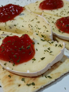 Una foto de Canapés de queso azul y mermelada de pimientos rojos