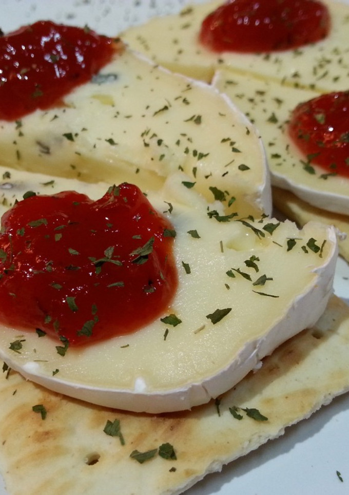 Una foto de Canapés de queso azul y mermelada de pimientos rojos