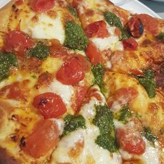 A picture of Margarita Pesto Pizza.