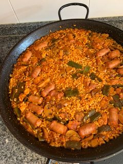 Una foto de Paella rápida de salchichas y pollo