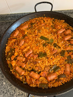 Una foto de Paella rápida de salchichas y pollo