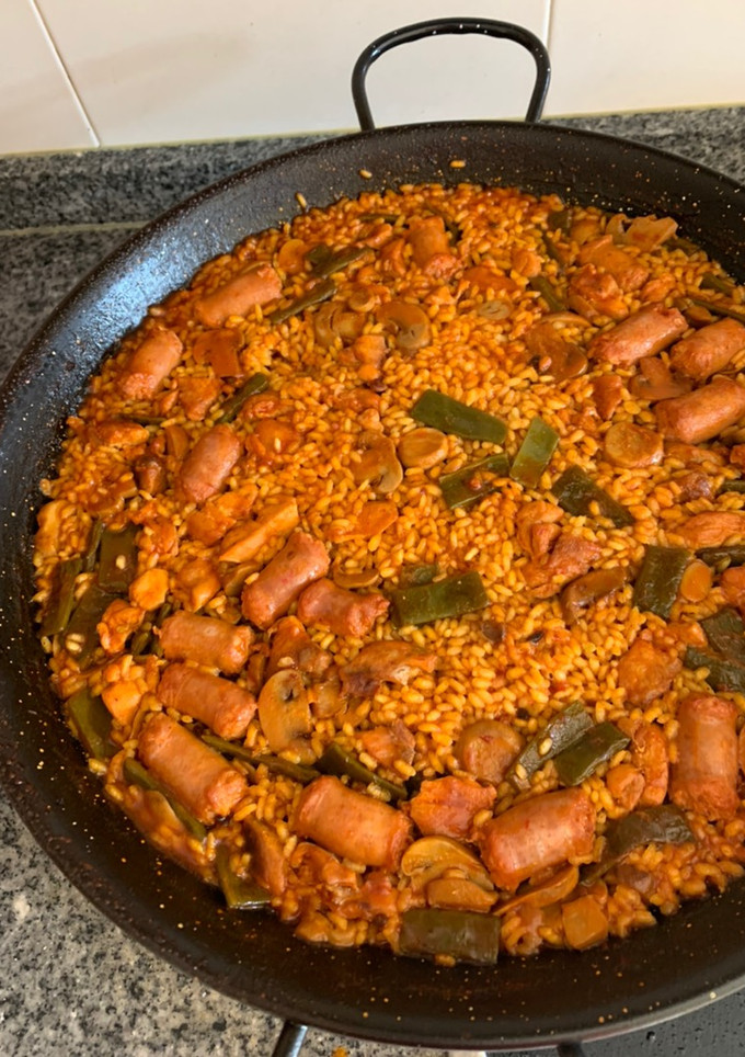 Una foto de Paella rápida de salchichas y pollo