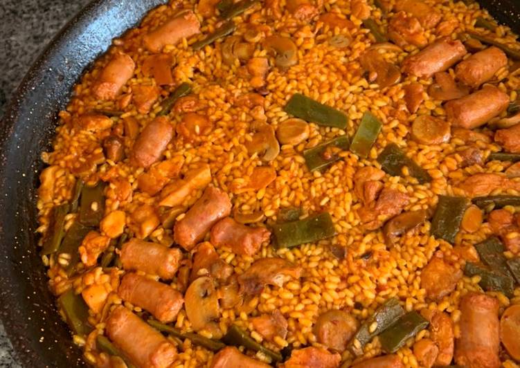 Paella rápida de salchichas y pollo