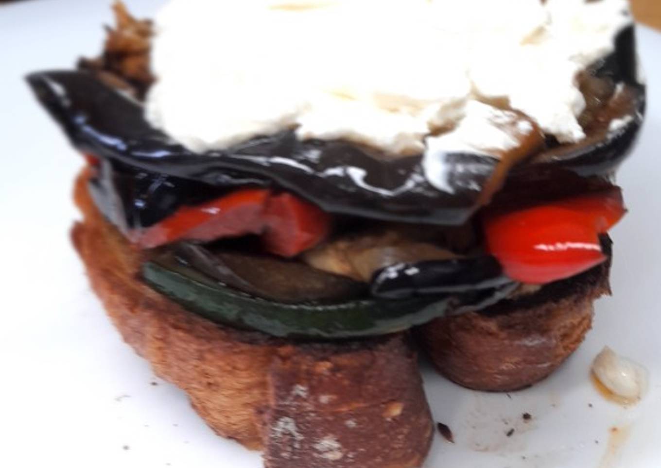 Timbal de verduras a la plancha con queso de cabra