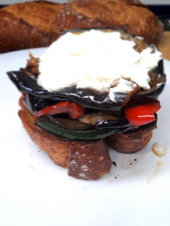 Una foto de Timbal de verduras a la plancha con queso de cabra