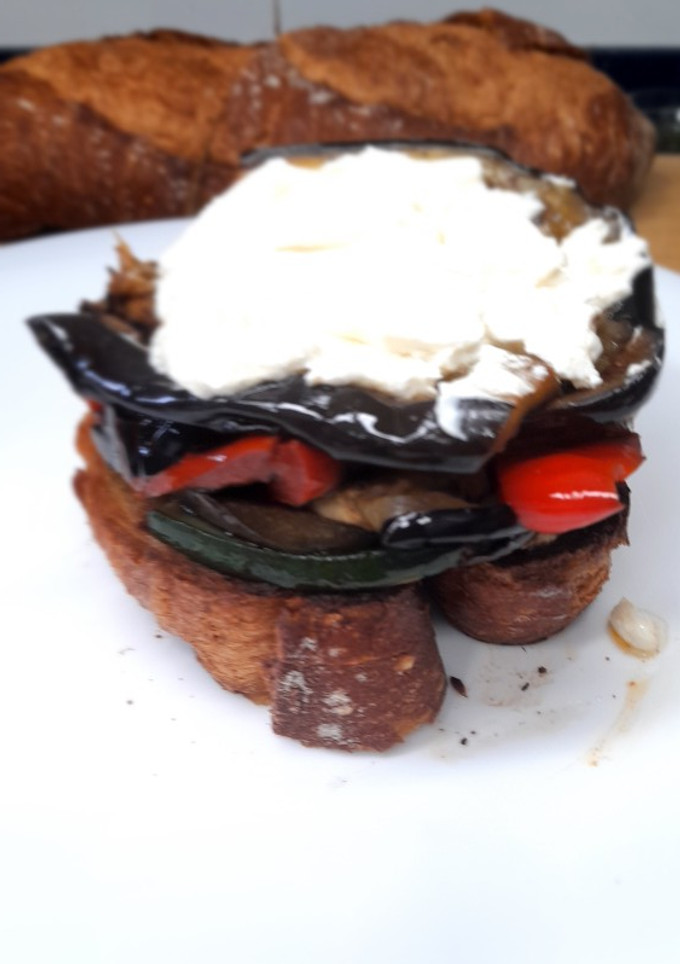 Una foto de Timbal de verduras a la plancha con queso de cabra