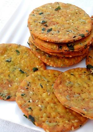 ક્રિસ્પી મેથી પુરી રેસીપી મુખ્ય ફોટો