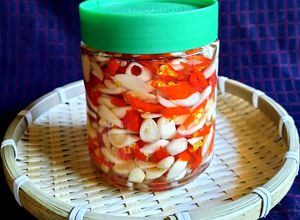 Hình của món Tỏi ớt ngâm giấm chua ngọt.