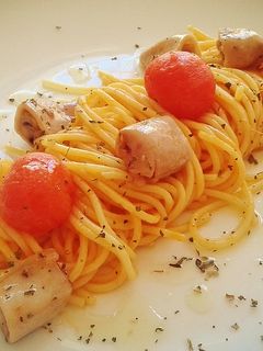 Una foto de Espaguetis con chipirones en su aceite