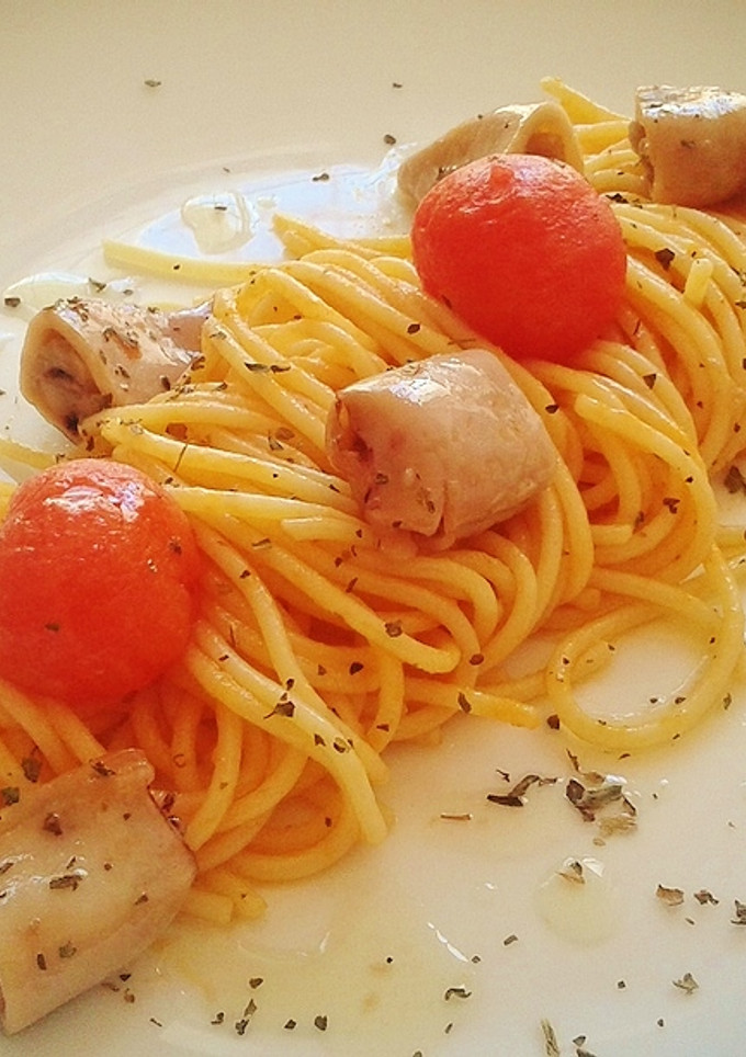 Una foto de Espaguetis con chipirones en su aceite