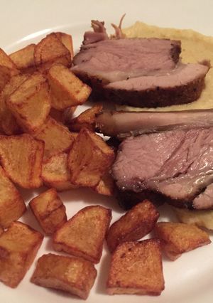 Lassú tepsiben sült sertés oldalas zellerpürével, házi sült burgonyával recept fotója