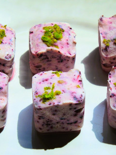 Una foto de Mini helados de arándanos y cardamomo
