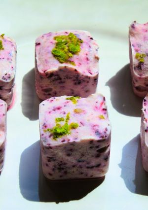 Una foto de Mini helados de arándanos y cardamomo