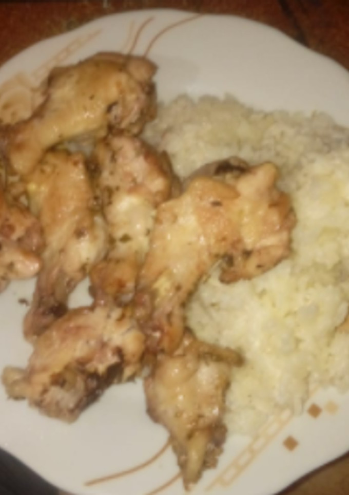 Una foto de Alitas de pollo al horno con arroz blanco