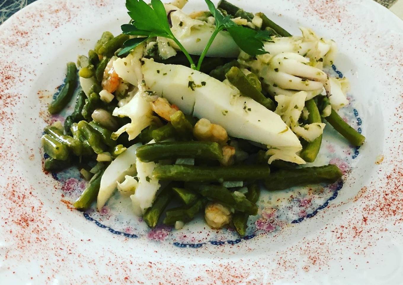 Sepia a la plancha con salteado de espárragos y gambas