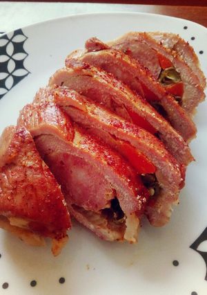 Una foto de Carne de cerdo al horno con chorizo Santarrosano y verduras