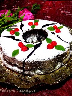 Una foto de Bizcocho de turrón praliné tres chocolates.(Con y sin Thermomix)