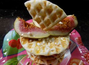Una foto de Torre de wafles falsos con discos de hojaldre