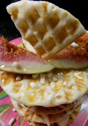 Una foto de Torre de wafles falsos con discos de hojaldre