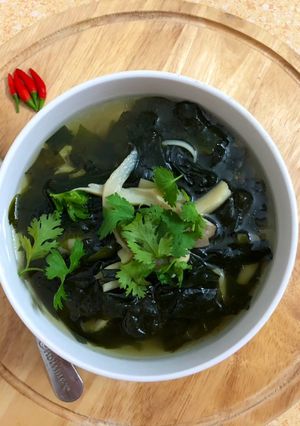 Hình của món Canh rong biển nấm bào ngư (món chay).
