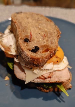 Una foto de Bocadillo de Pastrami y Huevo