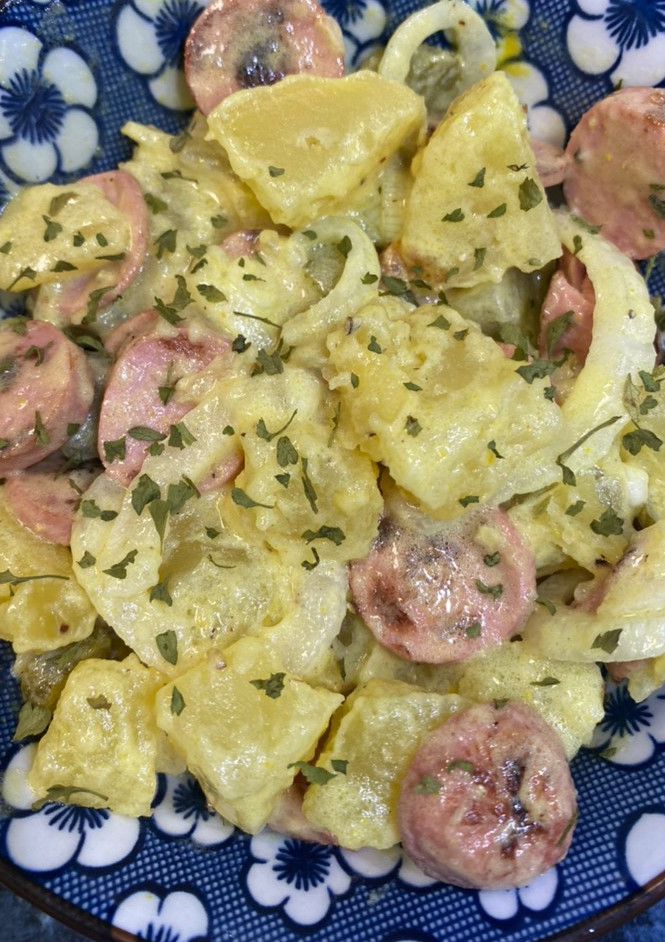 Una foto de Ensalada alemana de patata y salchichas