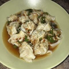 A picture of Spicy pork wonton soup.