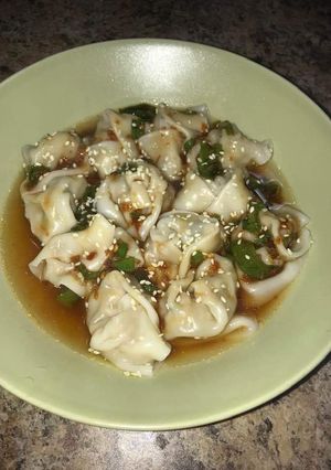 A picture of Spicy pork wonton soup.