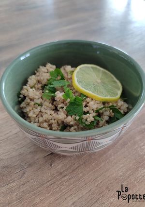 Une photo de Quinoa aux herbes fraîches et citron