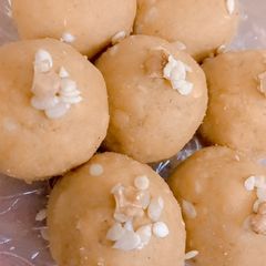 A picture of Besan Ke laddo.