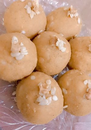 A picture of Besan Ke laddo.