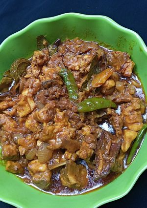 সুগন্ধি চিকেন ভুনা রেসিপির প্রধান ছবি