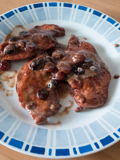 Una foto de Pechuga de pollo en salsa de frutos del bosque