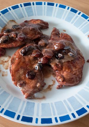 Una foto de Pechuga de pollo en salsa de frutos del bosque