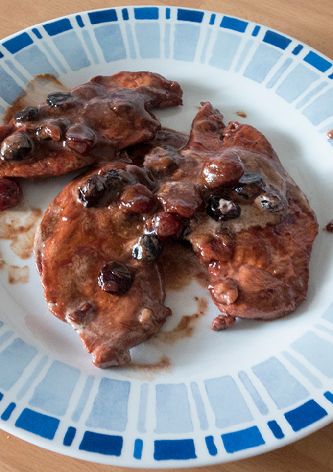 Una foto de Pechuga de pollo en salsa de frutos del bosque