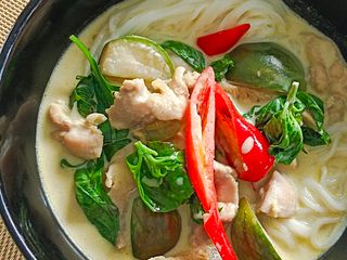 "ขนมจีนแกงเขียวหวานไก่"