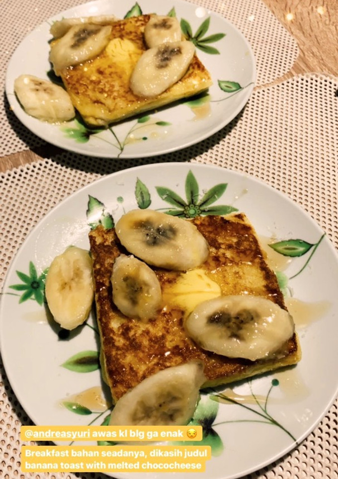 A picture of Banana toast with honey and butter.