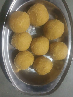 बेसन के लड्डू (Besan ke ladoo recipe in Hindi) रेसिपी मुख्य फोटो