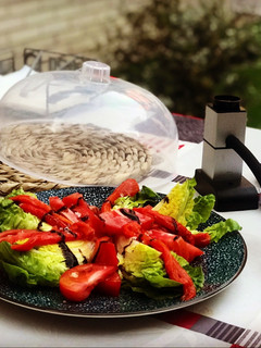 Una foto de Cogollos con tomate raft y pimiento asado casero con un toque ahumado