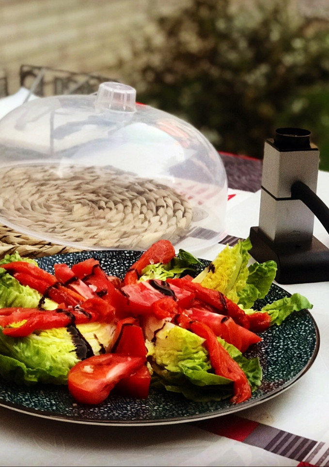 Una foto de Cogollos con tomate raft y pimiento asado casero con un toque ahumado