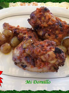 Una foto de Picantones al horno con uvas y naranja.