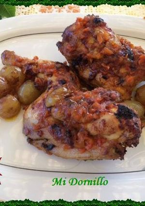 Una foto de Picantones al horno con uvas y naranja.