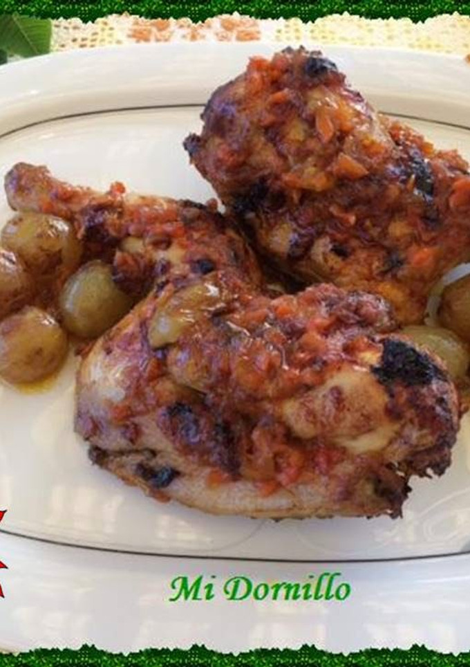 Una foto de Picantones al horno con uvas y naranja.