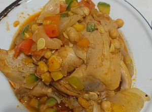 Una foto de Guiso de garbanzos... con pollo, chorizo, morcillas y buen sabor