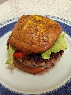 Una foto de Hamburguesa con pan de ajo sin gluten y vegana🍔