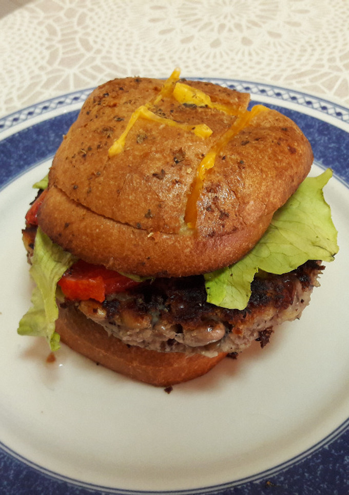 Una foto de Hamburguesa con pan de ajo sin gluten y vegana🍔