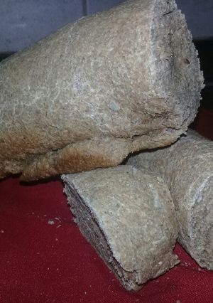 Una foto de Pan de salvado y harina integral. Con semillas..