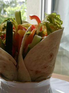 Una foto de Wraps de verduras y atún